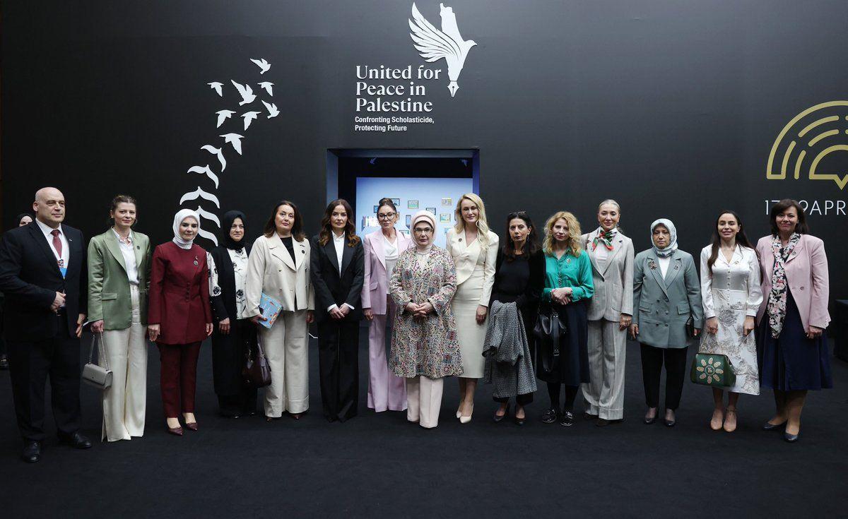 Katılımcılarla birlikte çekilen aile fotoğrafı