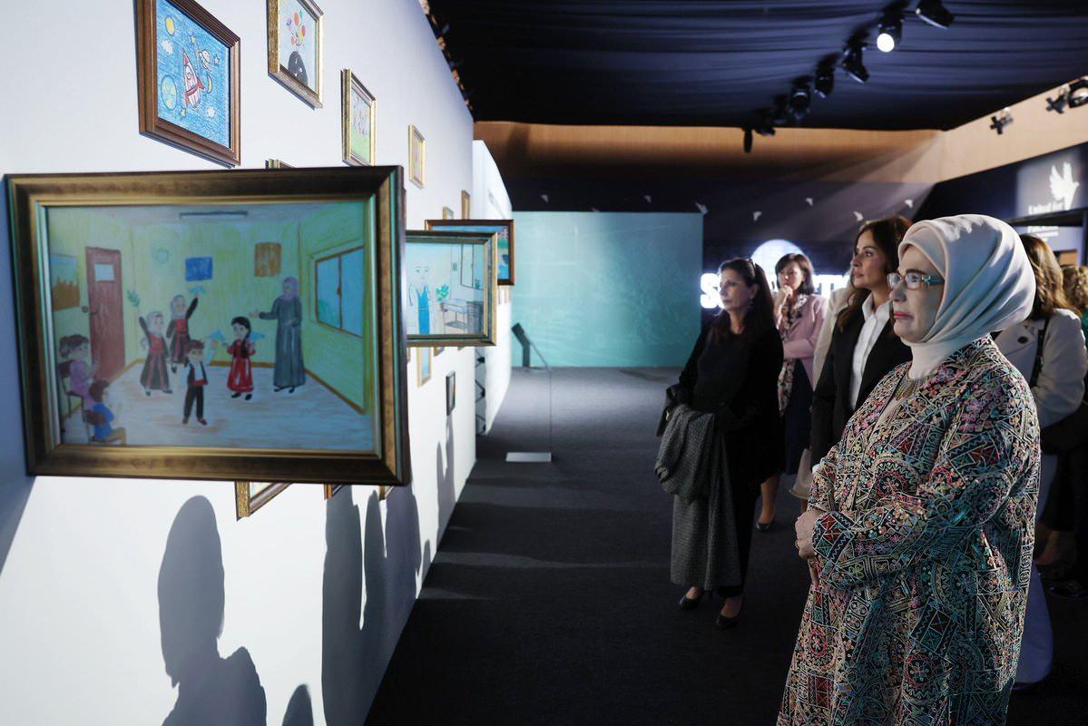 Emine Erdoğan ve lider eşleri sergiyi gezerken