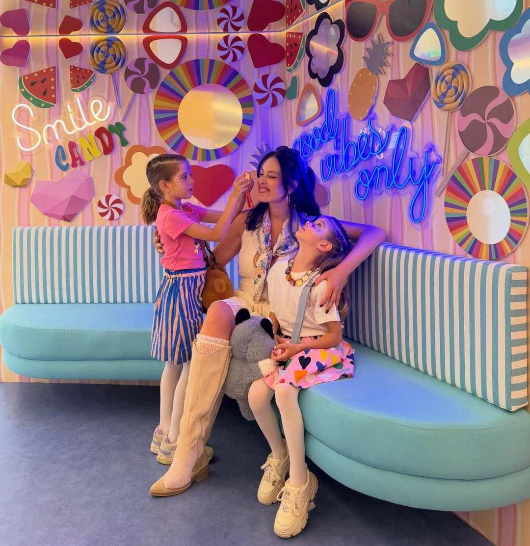 Pelin Akil ve kızları 