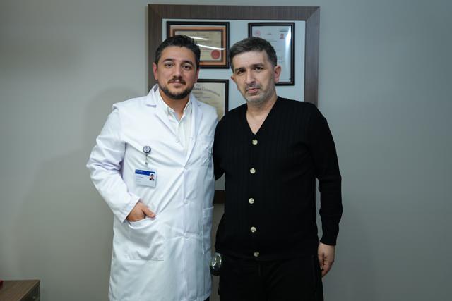  Op. Dr. Ahmet Atasever ve hastası Emre Çprt