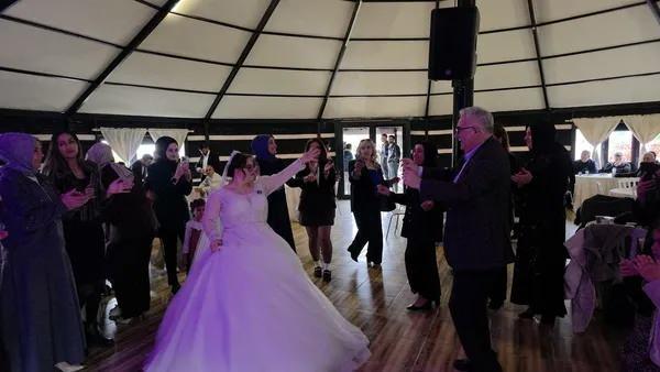Elif Reçber gelinlik giyme hayalini gerçekleştirdi