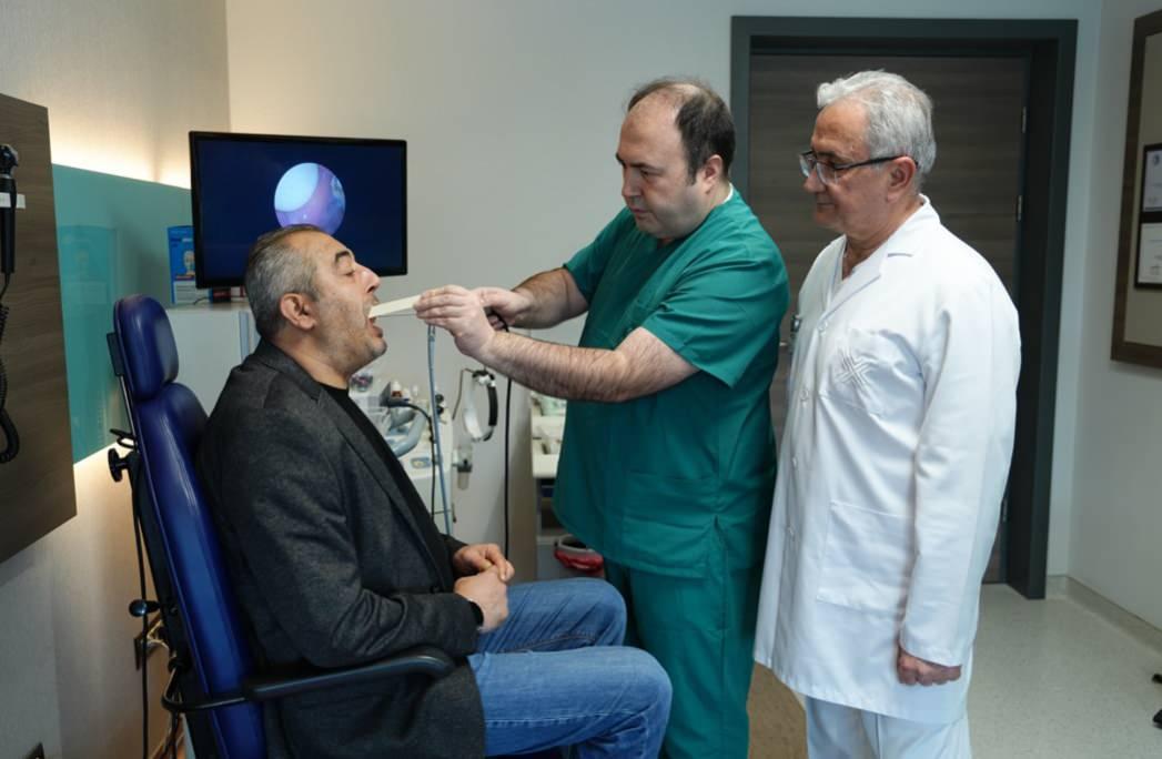 Doç. Dr. Gökhan Altın, Doç. Dr. Necdet Özçelik ve hasta Zekeriya Aydın