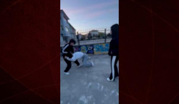 Samsun'daki akran zorbalığı pes dedirtti! Kız &ouml;ğrenciye tekme ve tokatlı saldırı