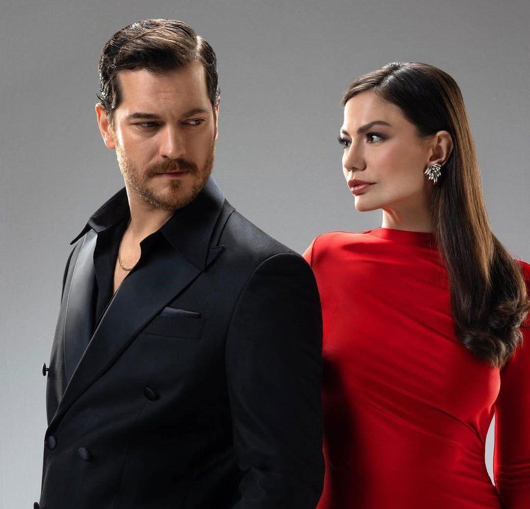 Eşref Rüya dizisinin başrol oyuncuları Çağatay Ulusoy ve Demet Özdemir