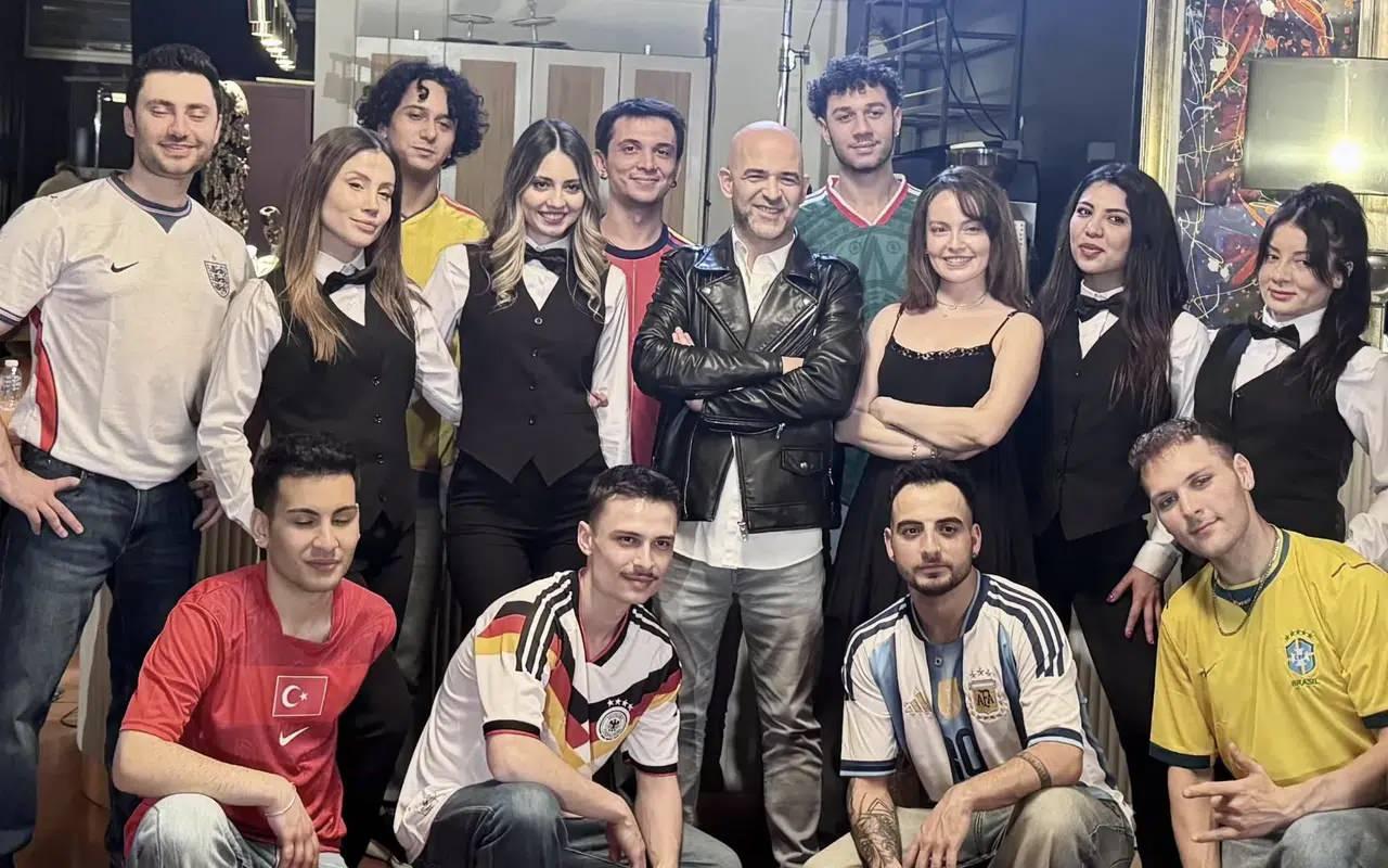 Oyuncu Gizem Arıkan ve Starbees Of Stage dans ekibi
