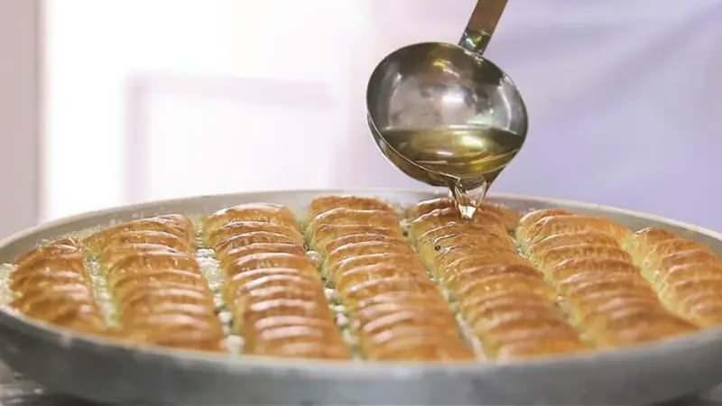 Baklava şerbeti koyarken çekilmiş bir kare