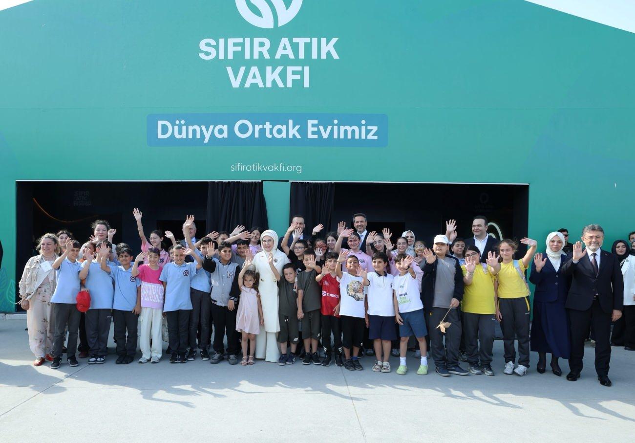 Emine Erdoğan, katılımcılar ve çocuklar
