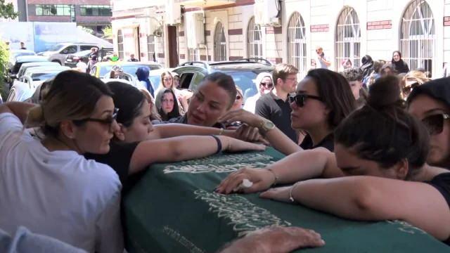 Can Polatın kızı Damla Polat cenazede sinir krizi geçirdi