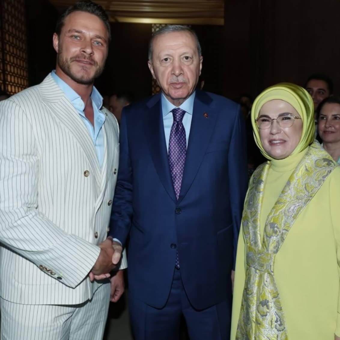 Oyuncu Burak Çelik, Cumhurbaşkanı Recep Tayyip Erdoğan ve eşi Emine Erdoğan