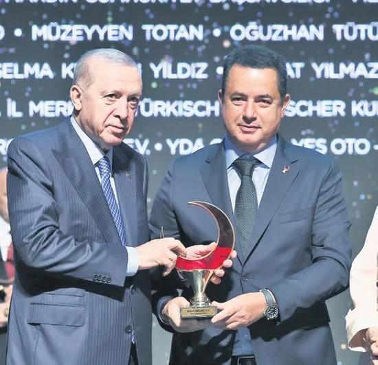 Acun Ilıcalı Erdoğanın elinden ödül aldı