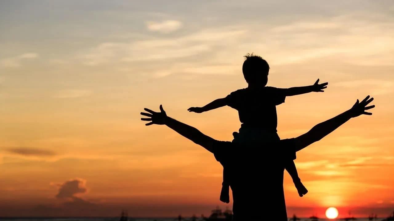 Babasıyla vakit geçiren bir çocuk