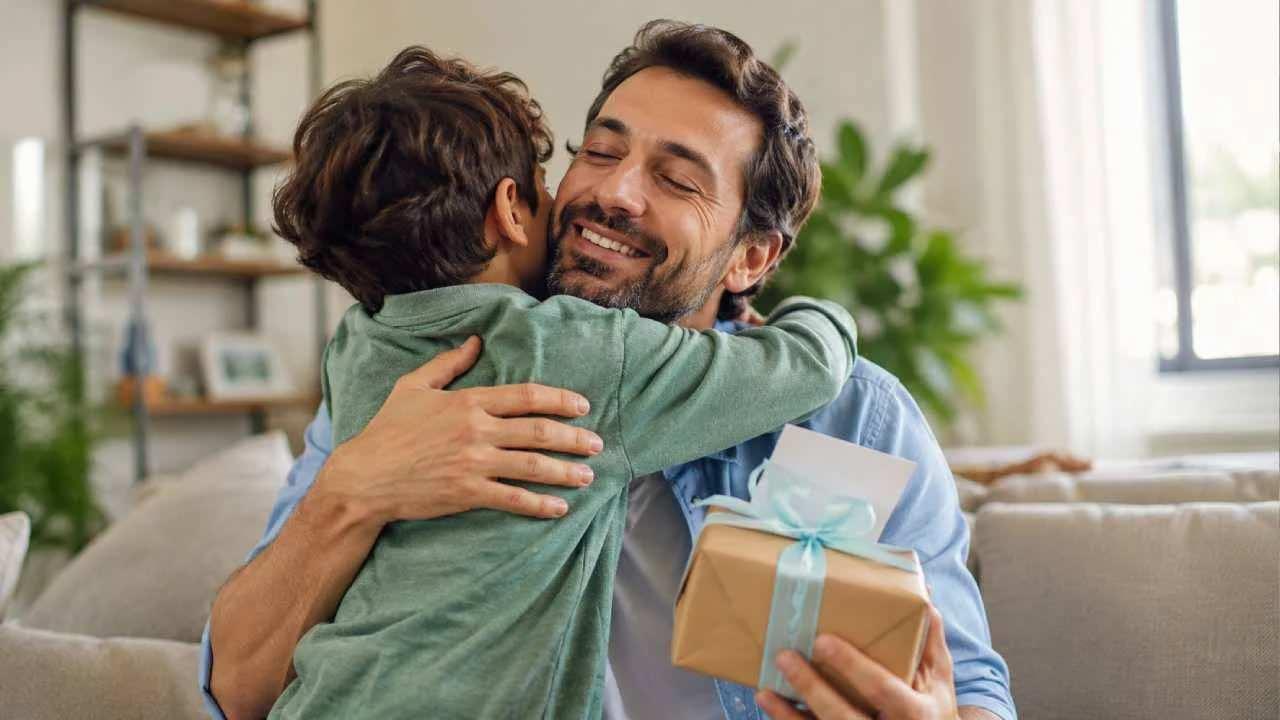 Babalar gününde babasına hediye veren bir çocuk