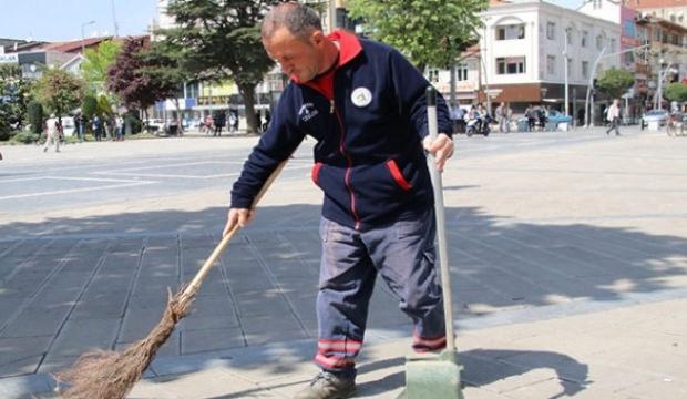 Altın dolu &ccedil;antayı polise teslim eden temizlik iş&ccedil;isi &ouml;d&uuml;llendirildi