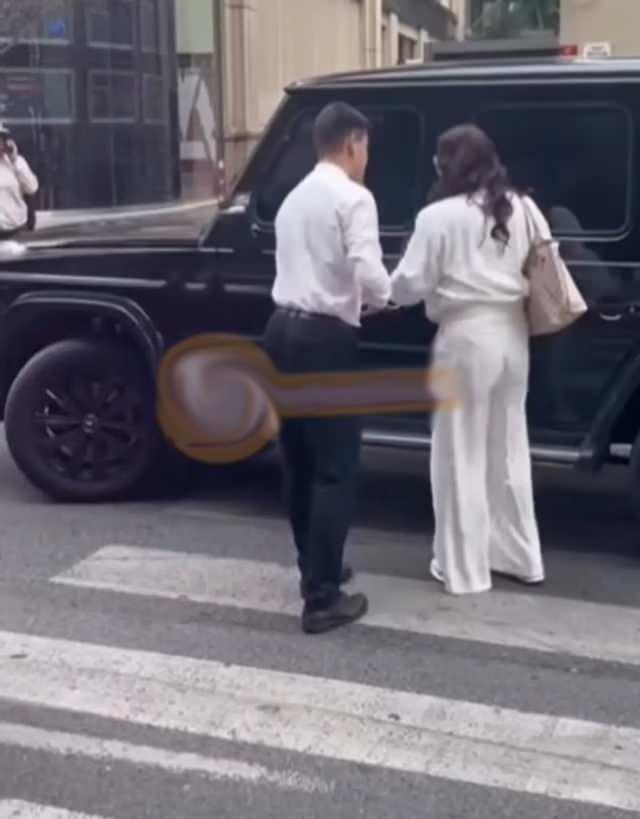 Asena aracına binerken