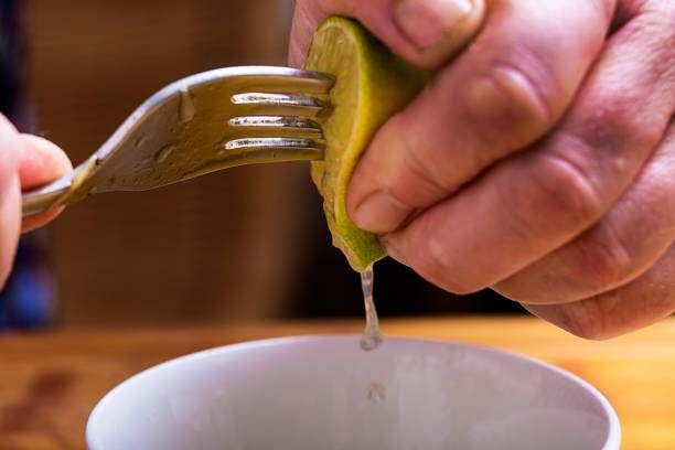 Limon suyu sıkma
