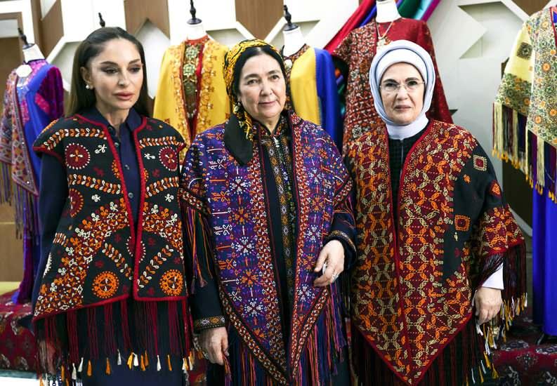 Emine Erdoğan, Türkmenistanda Türkmen El Sanatları Sergisini gezerken
