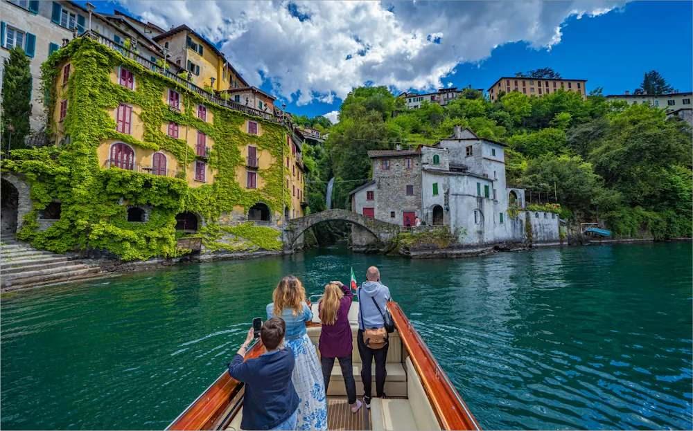 Varenna da turist kafilesi
