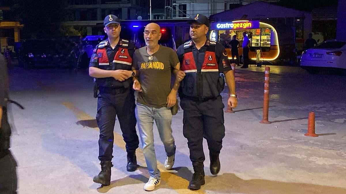 Ezel Akayın kardeşi gözaltına alınırken