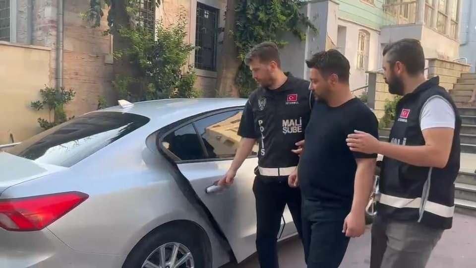 Oğuzhan Uğur gözaltına alınırken
