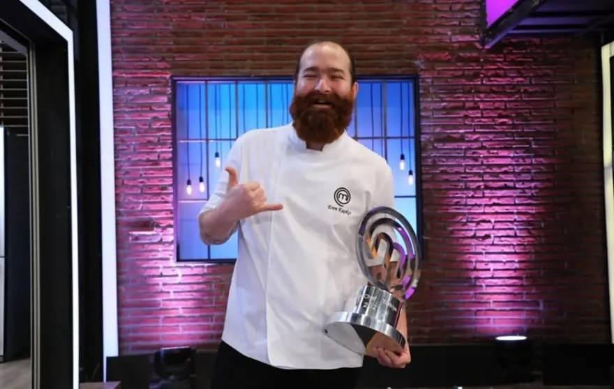 Eren Kaşıkçı, MasterChef birincilik kupası ile