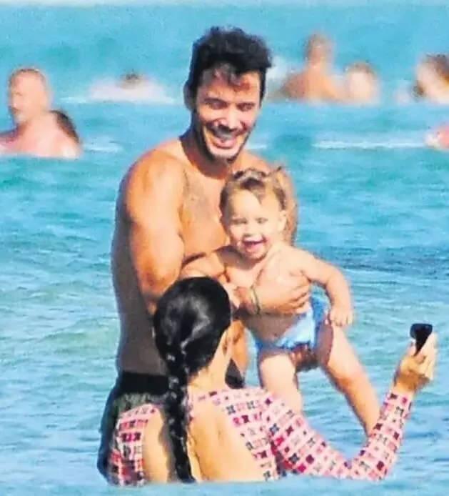 Barış Arduç, Gupse Özay ve kızları Jan Asya denizde