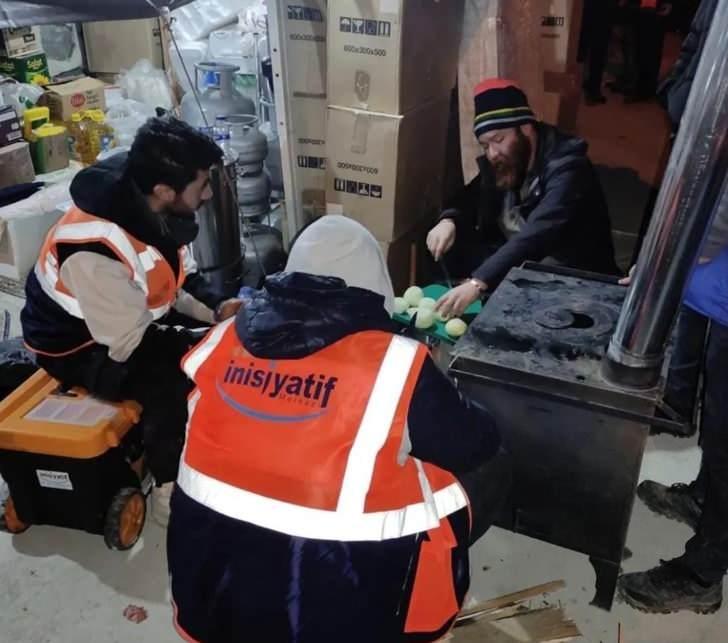 Eren Kaşıkçı, depremzedeler için yemek yaparken