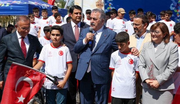 Camini Bul, Takımını Kur Futbol Turnuvası&rsquo;na katılan &ouml;ğrencilere bisiklet hediye edildi