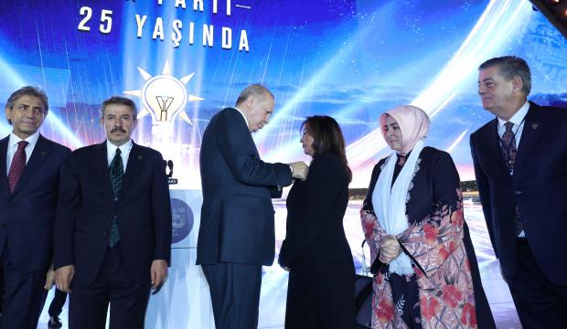 Erdoğan rozetini taktı, tarihe ge&ccedil;ti! AK Parti&rsquo;nin ilk S&uuml;ryani Başkanı