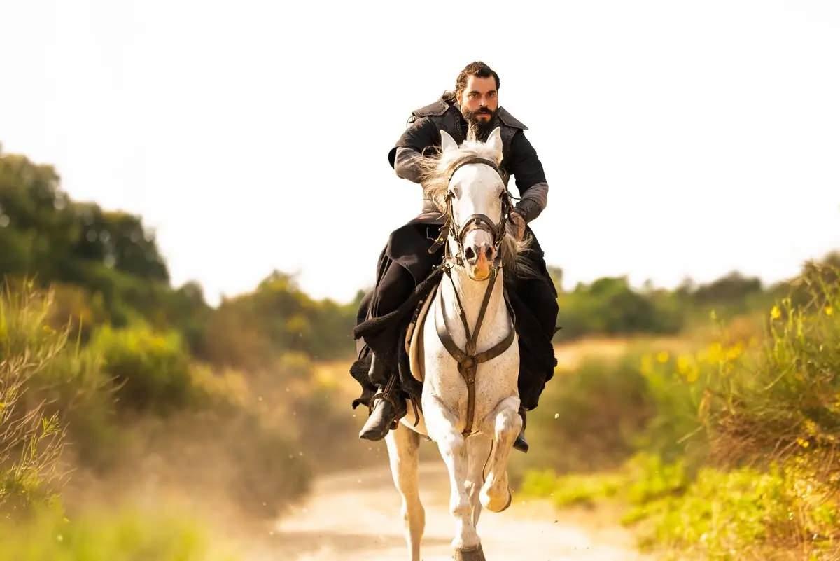 Akın Akınözü at binerken
