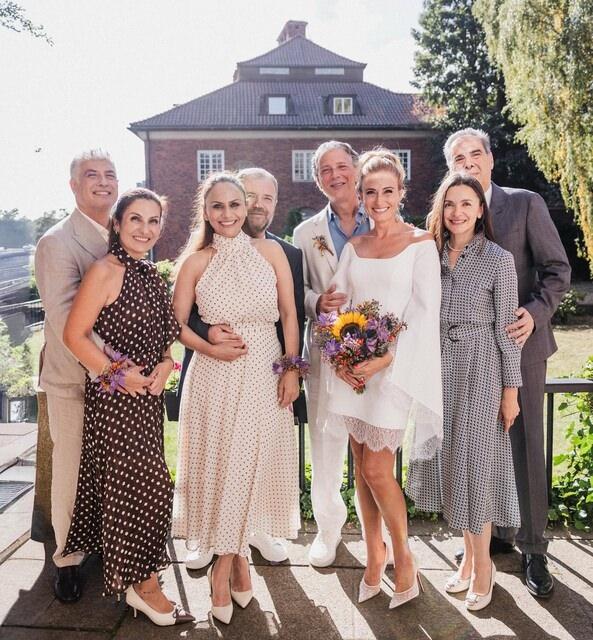 Ceyda Düvenci, eşi Güçlü Mete ve nikah törenine katılan yakınları