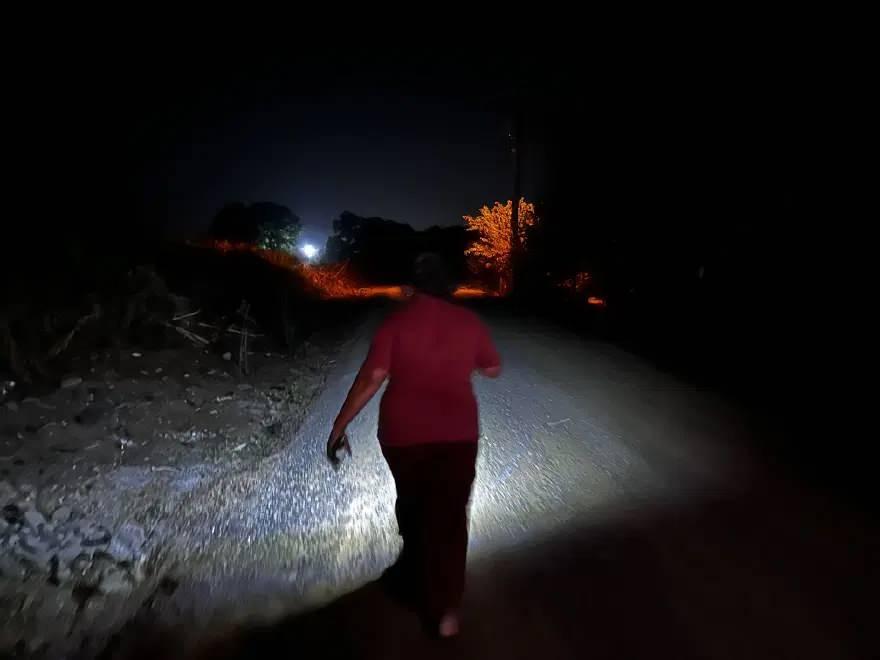 Bölge halkı gece el feneri ile Gulyabaniyi arıyor