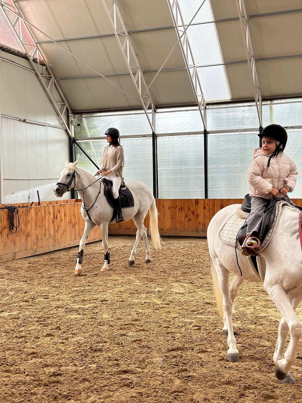 Hande Erçel ve yeğeni Mavi ata binerken