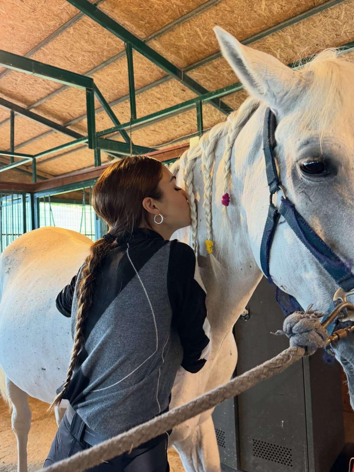 Hande Erçel ve atı