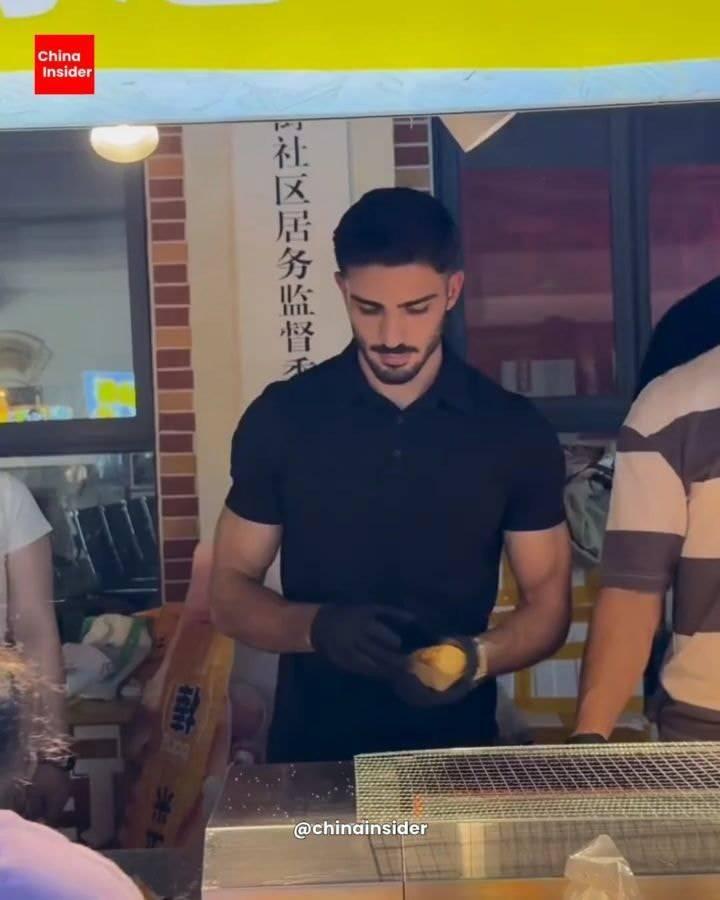 Yakışıklı Mısırcı Çinde
