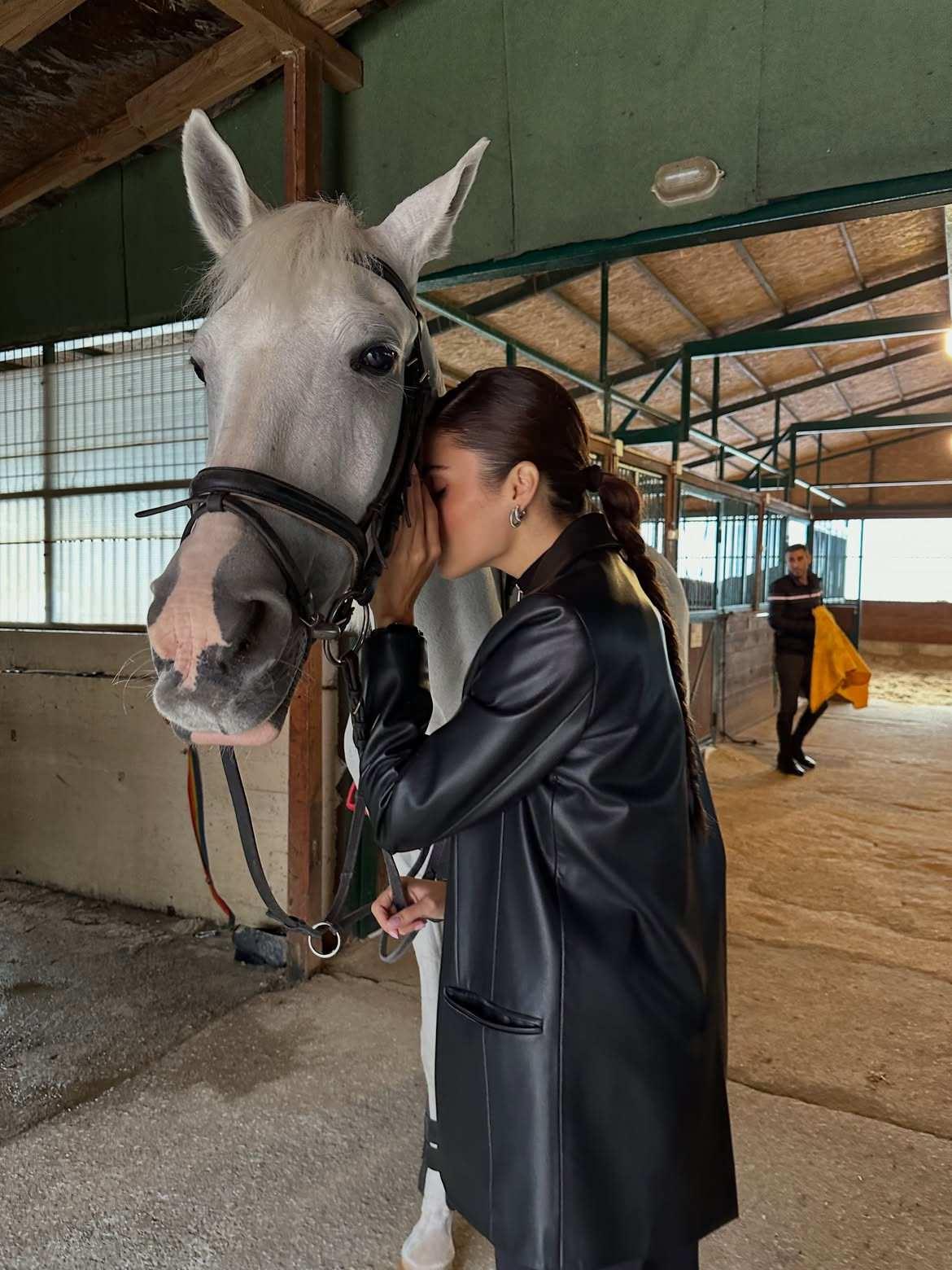 Hande Erçel ve atı