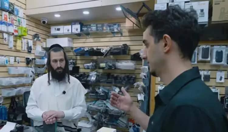 Hasidik Yahudilerin telefon mağazası