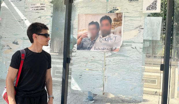 Adana'da otob&uuml;s durağına asılan kare şoke etti! "Namahreme girmemesi lazım"