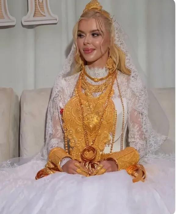 Çağla Özün olay olan altın takıları