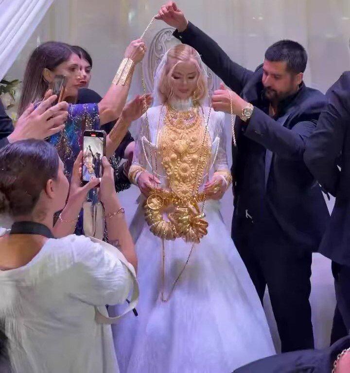 Vanlı Kara Haydar ve Çağla Öz düğünde takı sırasında çekilen bir görüntü