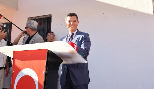 'Sokakta kalırım' diyen yaşlı teyzenin evini aynı g&uuml;n yıkmış: 'Sana AK Partililer baksın'