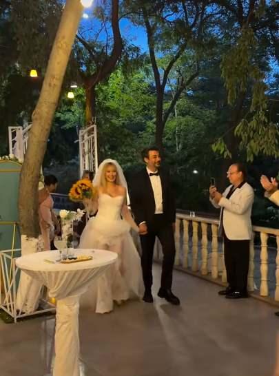 Şarkıcı Gökçe, düğüne giriş yaparken