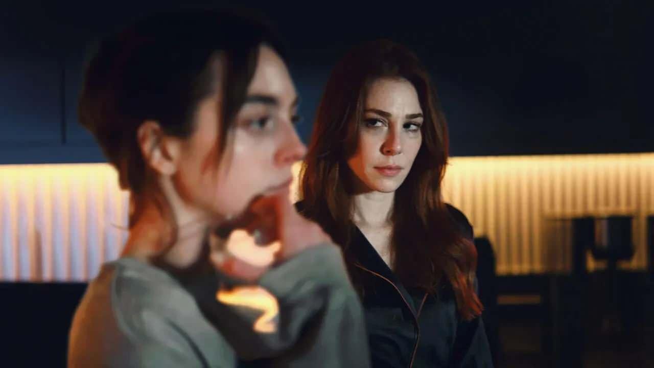 Elçin Sangu ve Melis Sezen