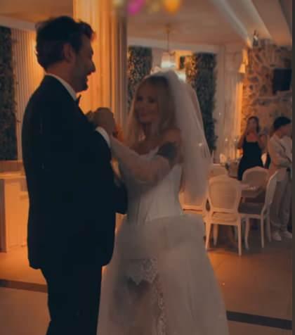Gökçe ve eşi Aras Yıldıran dans ederken