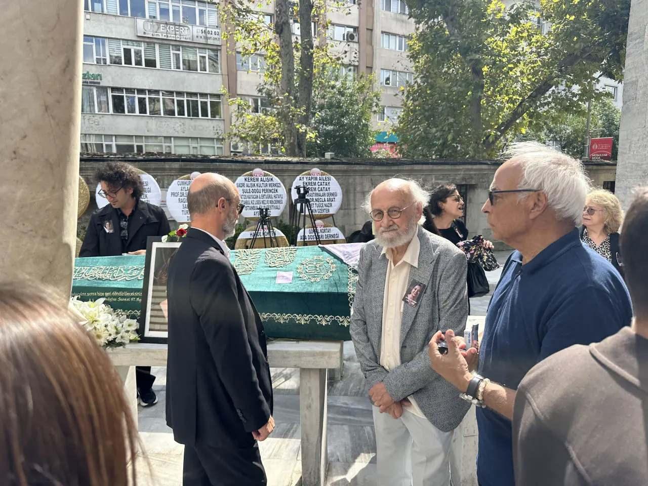 Gülsen Tuncerin eşi Engin Ayça tabutu başında