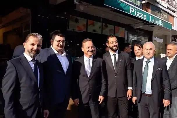 Ünlü şefin partiye katılımı sonrası çekilen fotoğraf