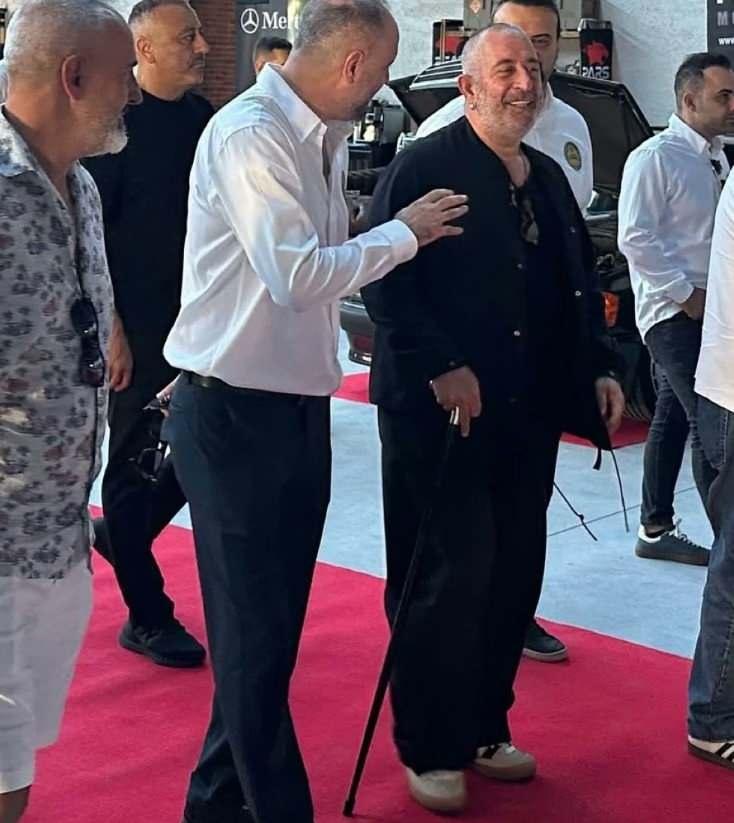 Cem Yılmaz, bir davette baston ile görüntülendi.