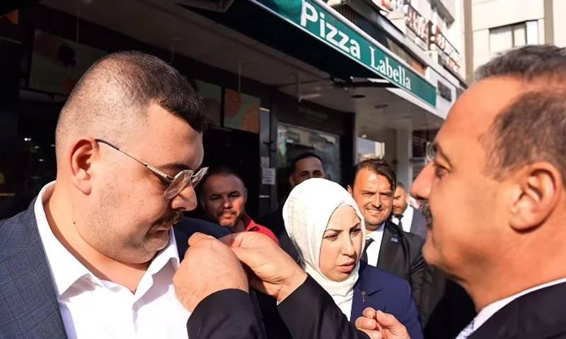 Rozet takılırken