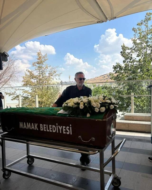 Atilla Saral, ablasının tabutu başında
