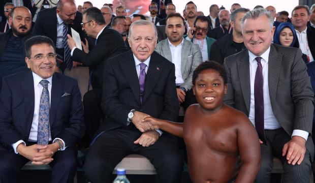 Cumhurbaşkanı Erdoğan ile Tanzanyalı minik g&uuml;reş&ccedil;inin merak edilen sohbeti