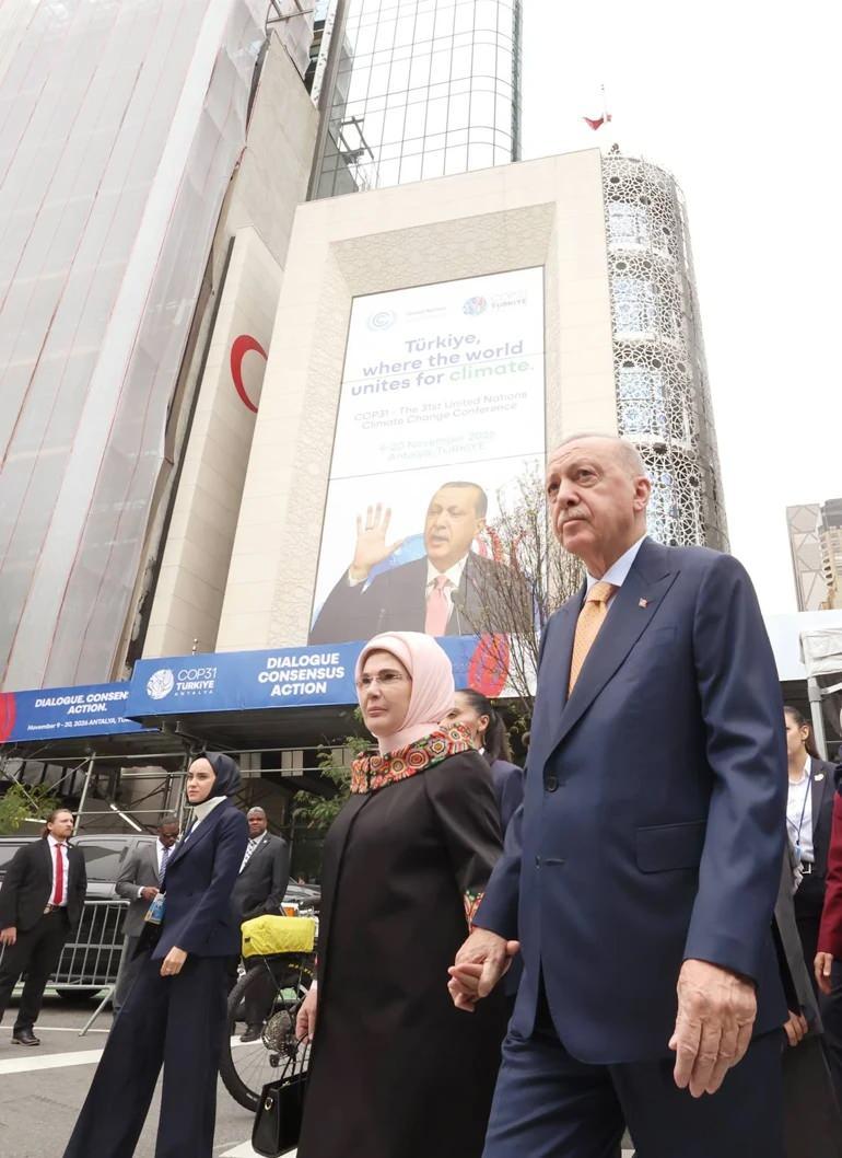 Emine Erdoğan ve Cumhurbaşkanı Recep Tayyip Erdoğan, elele programa katılım sağlarken